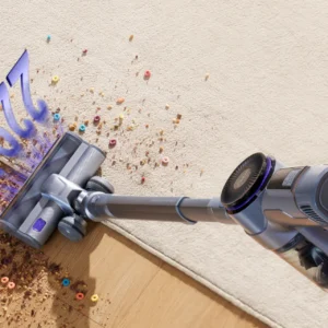 Une personne utilise un aspirateur sans fil NARWAL pour nettoyer les céréales et les miettes d'un tapis, le logo "NARWAL" étant aspiré.