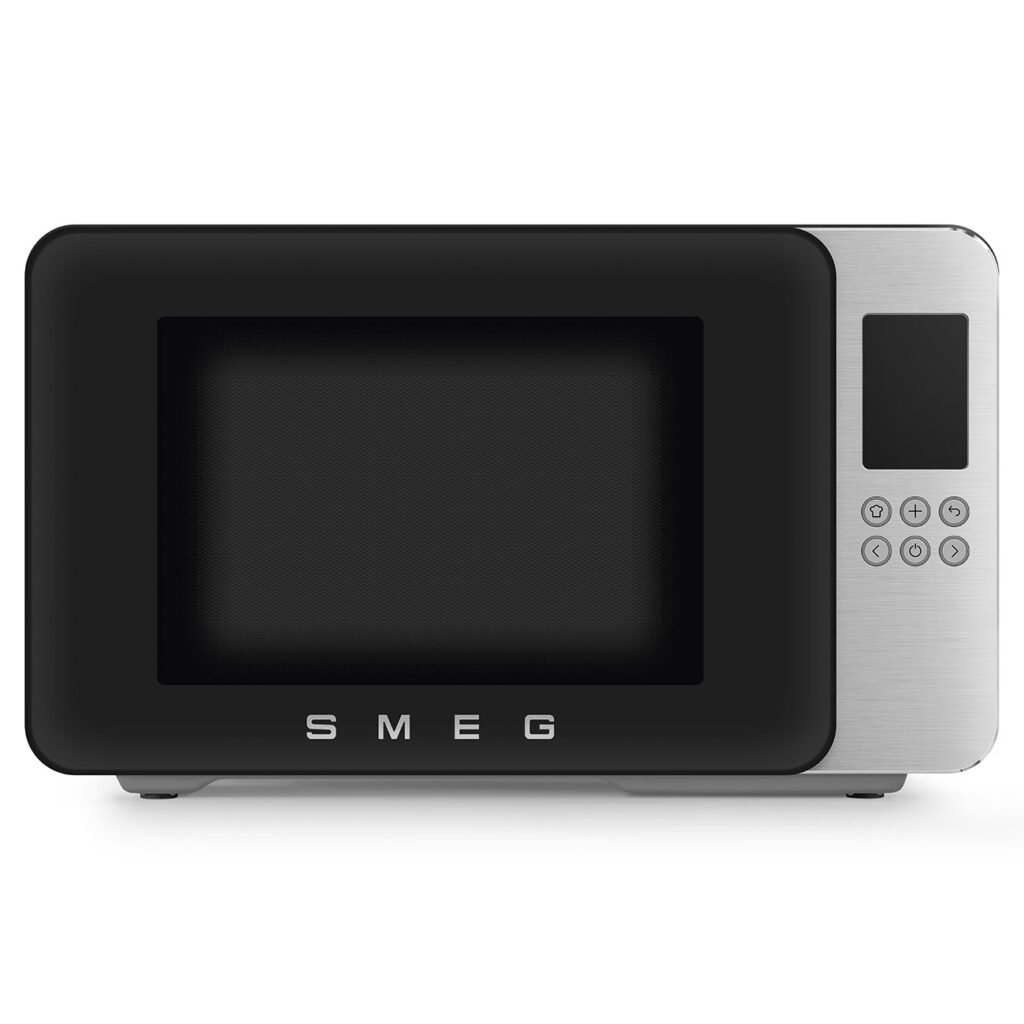 Le SMEG MOC01BLMEU est un four à micro-ondes noir et argent avec un panneau de commande numérique à droite.