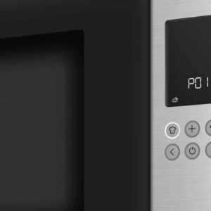 Gros plan du panneau de commande du four à micro-ondes SMEG MOC01BLMEU montrant "P01" sur l'écran, avec plusieurs boutons visibles.