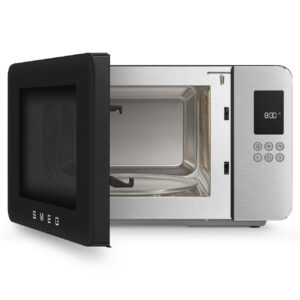 Un micro-ondes SMEG MOC01BLMEU en acier inoxydable avec sa porte ouverte, affichant 8:00 sur l'écran numérique et les boutons de commande visibles.