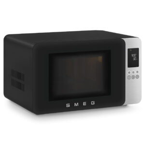 Le four à micro-ondes SMEG MOC01BLMEU présente un design noir élégant, un affichage numérique et des boutons de commande faciles à utiliser sur le côté droit.