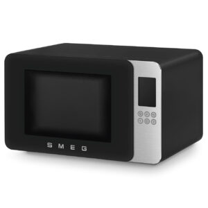 Le SMEG MOC01BLMEU est un four à micro-ondes noir et argenté doté d'un écran numérique et de boutons de commande sur le côté droit.