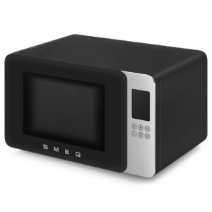 Le SMEG MOC01BLMEU est un micro-ondes noir doté d'un écran numérique et de boutons de commande sur le côté droit.