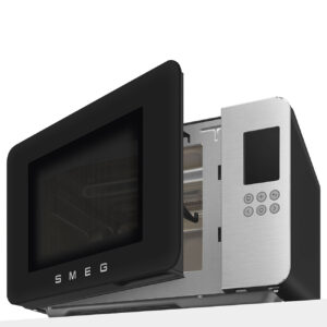 Le four à micro-ondes SMEG MOC01BLMEU est présenté avec sa porte ouverte, mettant en évidence les boutons de commande latéraux et l'affichage numérique pour un mélange de style SMEG classique et de commodité moderne.