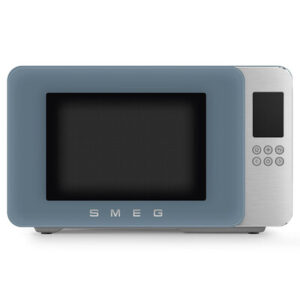 Le micro-ondes SMEG MOC01BLMEU a un design bleu et argenté et un panneau de commande numérique avec des boutons sur le côté droit.