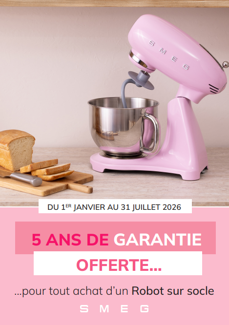 Un robot pâtissier SMEG rose trône sur le comptoir, accompagné de pain frais ; le texte en français annonce une garantie de 5 ans offerte pour tout achat.