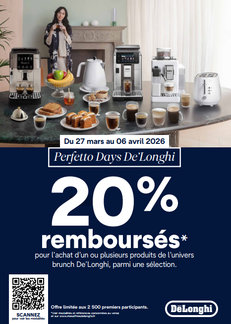 Une femme se tient près d'une table à manger où sont exposées des machines à café De'Longhi, des tasses de café et des pâtisseries, prête à profiter de l'offre DELONGHI ODR qui sera lancée en SEPT MARS 2025.