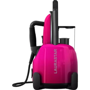 Le défroisseur à vapeur LAURASTAR LIFT XTRA ALUMINIUM, présenté debout, présente un corps rose vif avec une poignée et un tuyau noirs, un réservoir d'eau visible et des détails en aluminium durable pour un look contemporain.