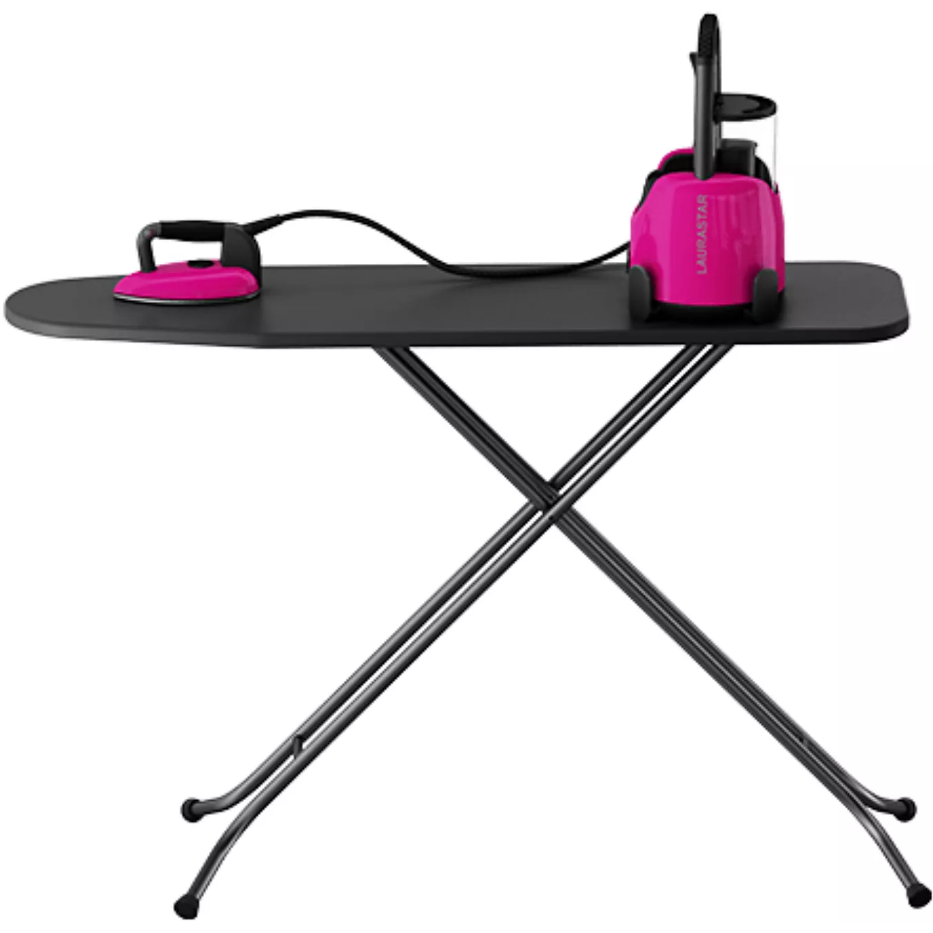 Une table à repasser noire avec de solides pieds en aluminium argenté accueille le fer à vapeur LAURASTAR LIFT XTRA ALUMINIUM, doté d'un design rose et noir et d'un réservoir d'eau intégré.