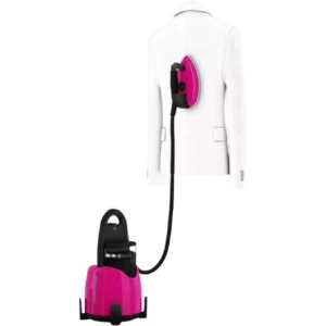 Un fer à vapeur LAURASTAR LIFT XTRA ALUMINIUM rose défroisse une veste de costume blanche sur un cintre sur un fond blanc.