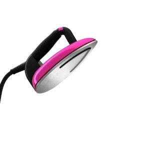 Un fer à repasser électrique LAURASTAR LIFT XTRA ALUMINIUM rose et noir avec une semelle en acier inoxydable et des accents en aluminium, présenté sur un fond blanc.