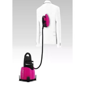 Un défroisseur LAURASTAR LIFT XTRA ALUMINIUM rose défroisse une veste de costume blanche sur un cintre sur un fond gris dégradé.