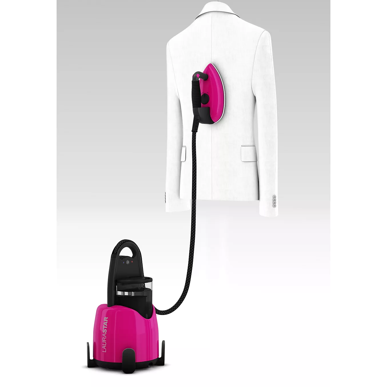 Un défroisseur LAURASTAR LIFT XTRA ALUMINIUM rose défroisse une veste de costume blanche sur un cintre sur un fond gris dégradé.