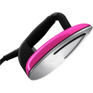 Le fer à repasser électrique LAURASTAR LIFT XTRA ALUMINIUM présente un design rose et noir avec une semelle en aluminium, présentée en contre-plongée.