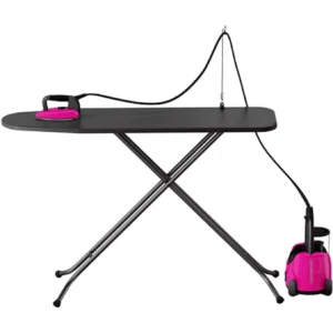 L'ensemble fer à vapeur et table à repasser LAURASTAR LIFT XTRA ALUMINIUM présente un design rose et noir avec un générateur de vapeur en aluminium relié par un tuyau.