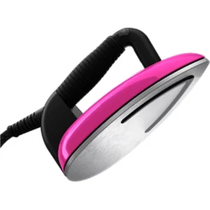 Un fer à repasser électrique LAURASTAR LIFT XTRA ALUMINIUM rose et noir vu en contre-plongée, mettant en valeur sa semelle lisse en aluminium.