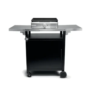 Un barbecue à gaz en acier inoxydable RIVIERA & BAR QPL950, doté d'étagères latérales pratiques et d'un meuble de rangement spacieux en bas, présenté sur fond blanc.