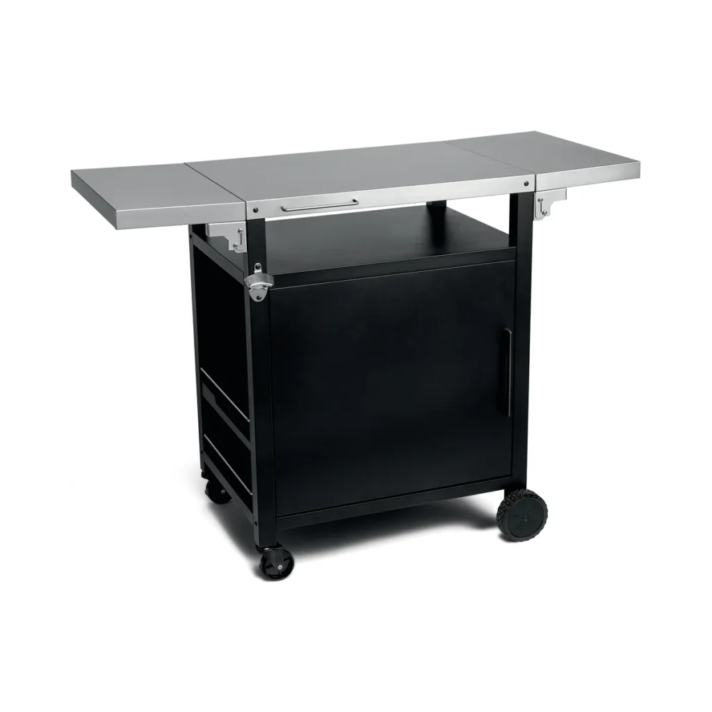 Le chariot de cuisine à roulettes RIVIERA & BAR QPL950 noir est équipé de deux tablettes latérales rabattables en acier inoxydable et d'un vaste espace de rangement en dessous.