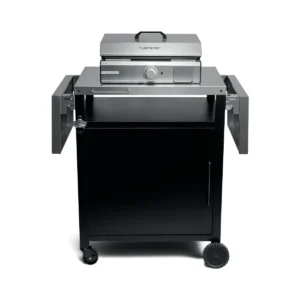 Un barbecue à gaz RIVIERA & BAR QPL950 en acier inoxydable, doté d'un couvercle fermé, de tablettes latérales, d'un meuble de rangement et de roulettes, photographié sur fond blanc.