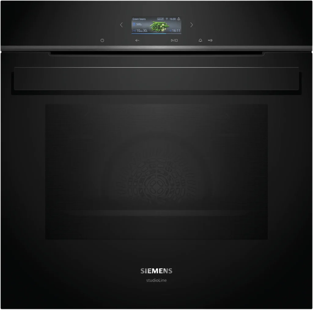 Le SIEMENS HB974GLB1 est un four encastrable noir doté d'un affichage numérique et de commandes tactiles élégantes placées au-dessus de la porte.