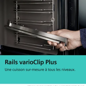 Une personne glisse un accessoire Rails varioClip Plus dans le four SIEMENS HB974GLB1.