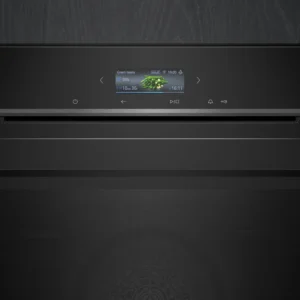 Gros plan sur le four SIEMENS HB974GLB1 doté d'un affichage numérique avec un programme de cuisson actif et des commandes tactiles modernes.