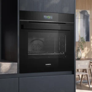 Le four encastrable SIEMENS HB974GLB1 met en valeur une cuisine contemporaine avec des détails en bois et en marbre.