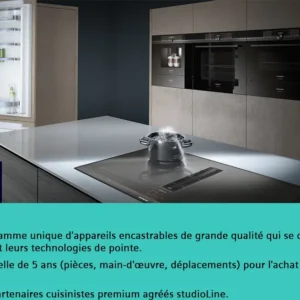 Cuisine moderne avec réfrigérateur ouvert, four encastré SIEMENS HB974GLB1 et table de cuisson élégante, mettant en valeur les appareils studioLine et une garantie de 5 ans.