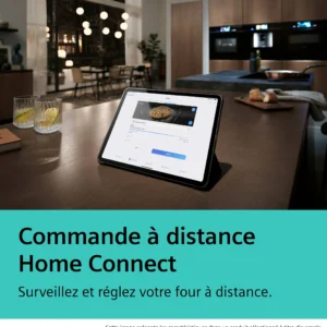 Une tablette sur un comptoir de cuisine montre l'application de contrôle du four SIEMENS HB974GLB1, avec une cuisine moderne et élégante en arrière-plan.