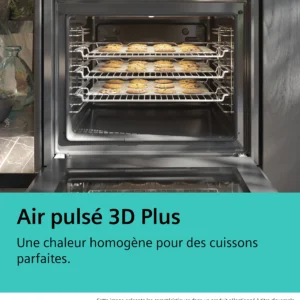 Un four encastrable SIEMENS HB974GLB1 cuit uniformément trois rangées de biscuits, présentés dans une cuisine moderne et élégante.