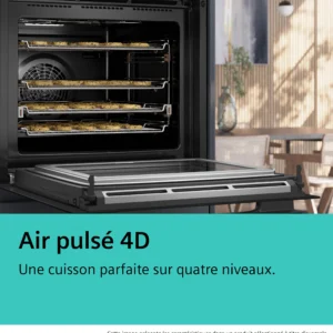 Dans une cuisine moderne, le four SIEMENS HB978GNM1 avec quatre grilles de biscuits et une porte ouverte affiche "Air pulsé 4D, cuisson parfaite". Profitez de résultats de cuisson professionnels à la maison.