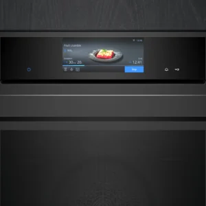 Gros plan sur le four SIEMENS HB978GNM1 doté d'un écran tactile numérique avec minuterie de cuisson et image de l'aliment.