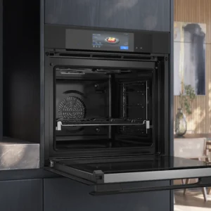 Le four SIEMENS HB978GNM1 présente un design encastrable élégant avec sa porte ouverte, mettant en valeur un affichage numérique et un intérieur noir élégant.