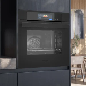 Le four SIEMENS HB978GNM1 est un four noir moderne à affichage numérique, conçu pour une installation encastrée sans problème dans une cuisine élégante et raffinée.