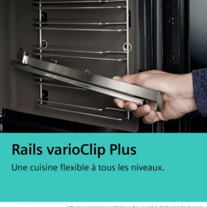 Une main fixe un rail métallique à l'intérieur du four SIEMENS HB978GNM1, mettant en évidence la flexibilité de l'installation de l'étagère.