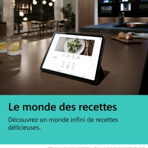 Une tablette sur un comptoir de cuisine affiche une recette, avec des boissons et le four moderne SIEMENS HB978GNM1 en arrière-plan.