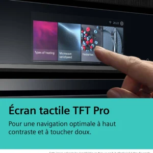 Une main interagit avec l'écran tactile TFT Pro à fort contraste du four encastrable SIEMENS HB978GNM1, sélectionnant les différentes options affichées.