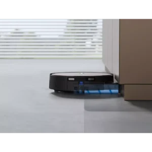 L'ECOVACS X11 omni, un aspirateur robot intelligent, se déplace sur le sol près d'une armoire dans une pièce moderne et lumineuse avec de grandes fenêtres et des stores élégants.