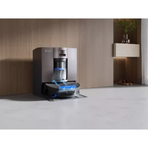 L'aspirateur robot ECOVACS X11 omni est installé dans sa station de charge élégante, près d'un mur en bois moderne, apportant une touche d'élégance à l'espace minimaliste.