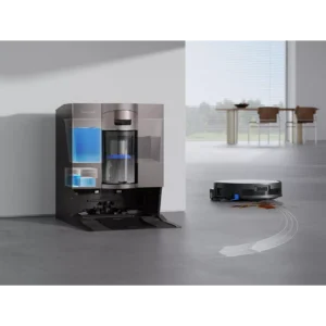 L'aspirateur robot ECOVACS X11 omni retourne à sa station d'accueil et de nettoyage dans une pièce moderne et lumineuse avec de grandes fenêtres.