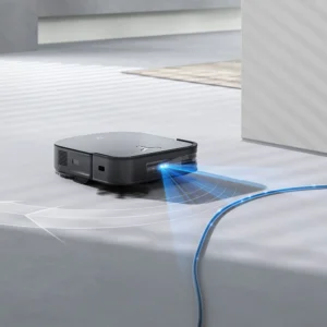 L'ECOVACS X2 COMBO, en noir, utilise des capteurs avancés pour détecter et éviter un câble bleu sur un sol clair.