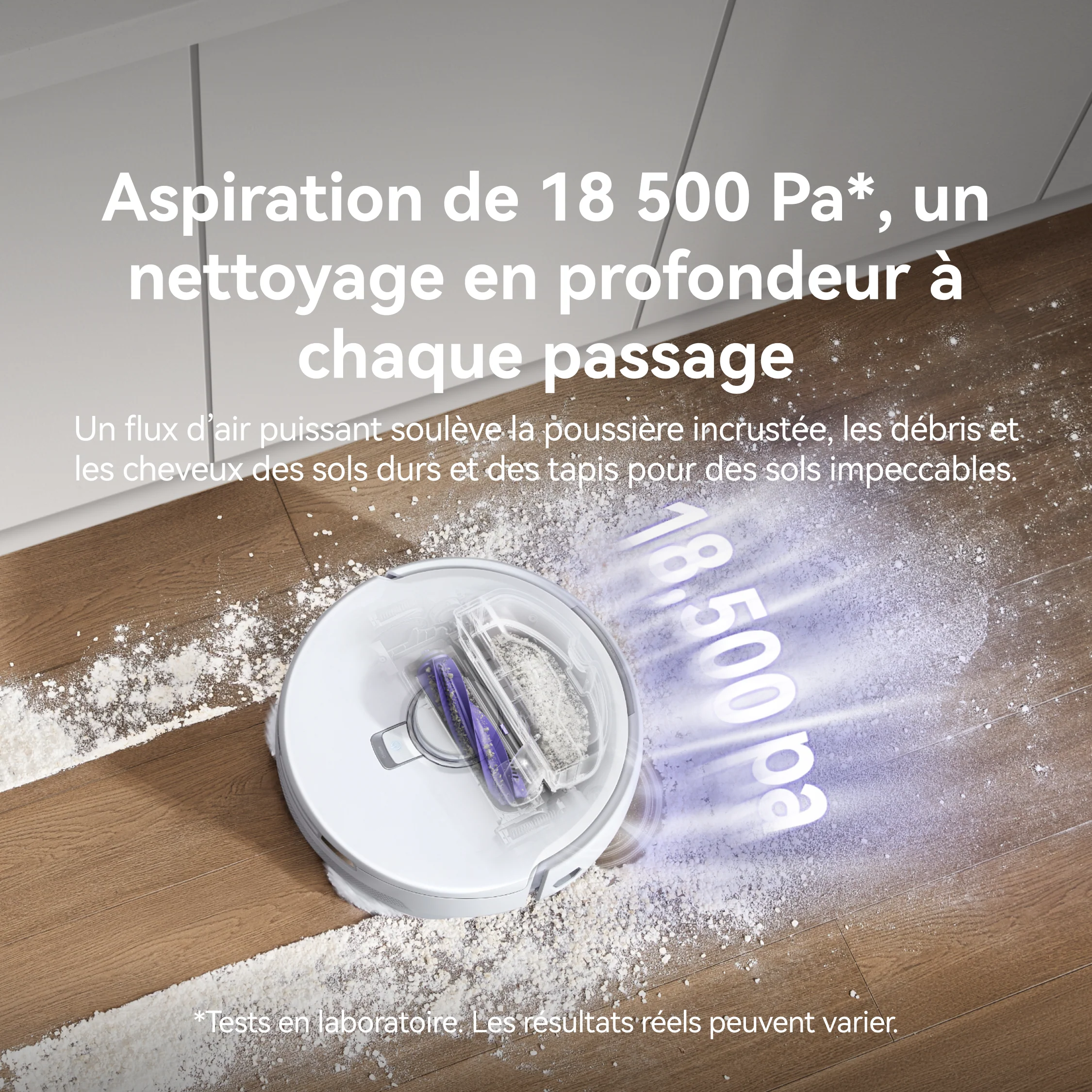 L'aspirateur robot NARWAL FREO Z10 PRO nettoie la farine sur le sol, affichant une puissance d'aspiration de "18 500 Pa" avec le texte français illustré ci-dessus.