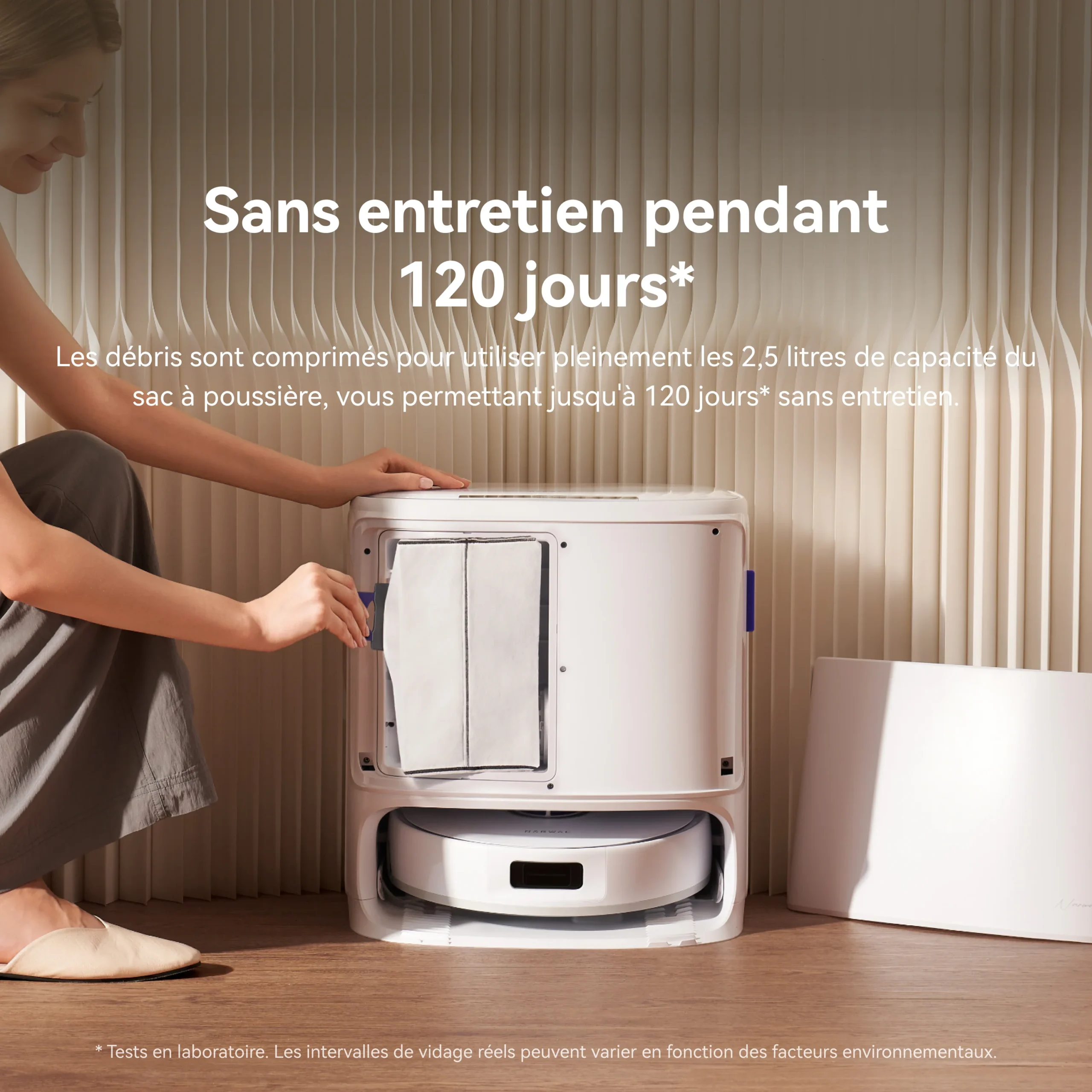 L'utilisateur place la poubelle dans la station d'accueil NARWAL FREO X10 PRO, ce qui lui permet de bénéficier de 120 jours de nettoyage sans entretien.