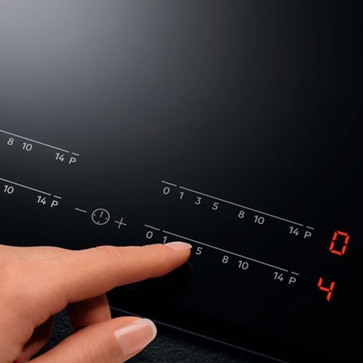 Une main effleure le panneau de commande numérique de la plaque de cuisson à induction AEG IKE64471FB, au design épuré et aux chiffres LED rougeoyants.