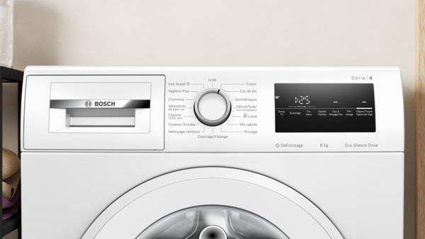 Gros plan sur le panneau de commande du lave-linge BOSCH WAN2827AFR, qui présente plusieurs programmes de lavage et un affichage numérique.
