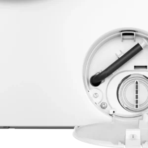 Ouvrez le compartiment du filtre de vidange du lave-linge BOSCH WGG254FAFR (Copie) avec son tuyau exposé et le bouchon rond du filtre sur une surface blanche.
