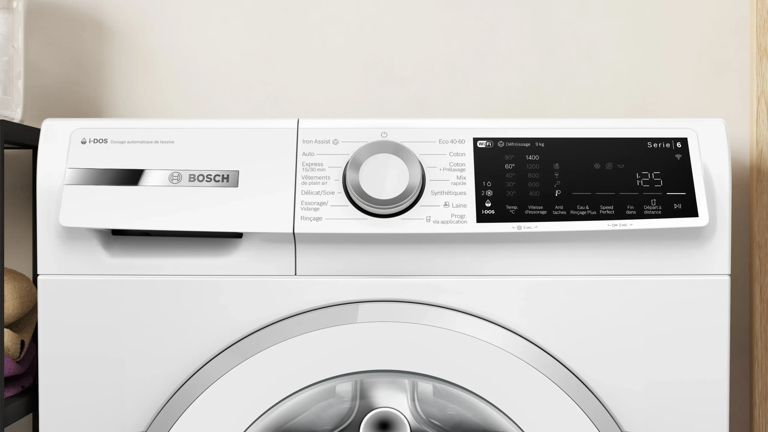 Gros plan du panneau de commande d'un lave-linge BOSCH WGG254FAFR (Copie) avec des boutons, un cadran et un affichage numérique.