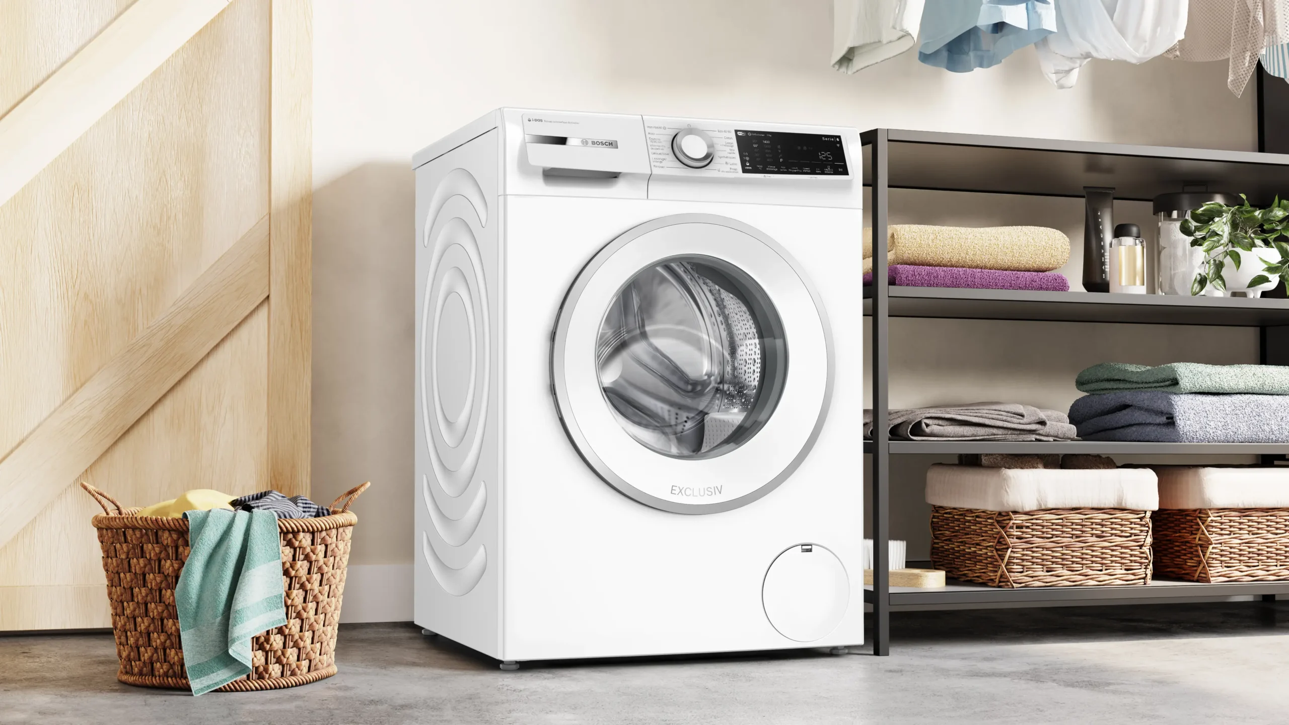 Un lave-linge BOSCH WGG254FAFR (Copie) se trouve à côté d'étagères avec des serviettes soigneusement empilées et un panier à linge au sol.
