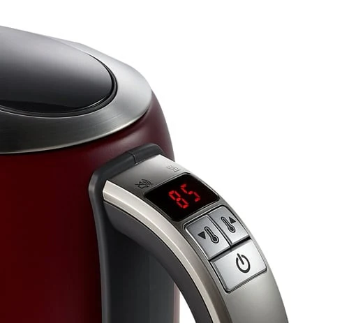 Gros plan sur la poignée de la bouilloire électrique RIVIERA & BAR BBT577, dotée d'un écran digital affichant 85°C et de boutons de commande.