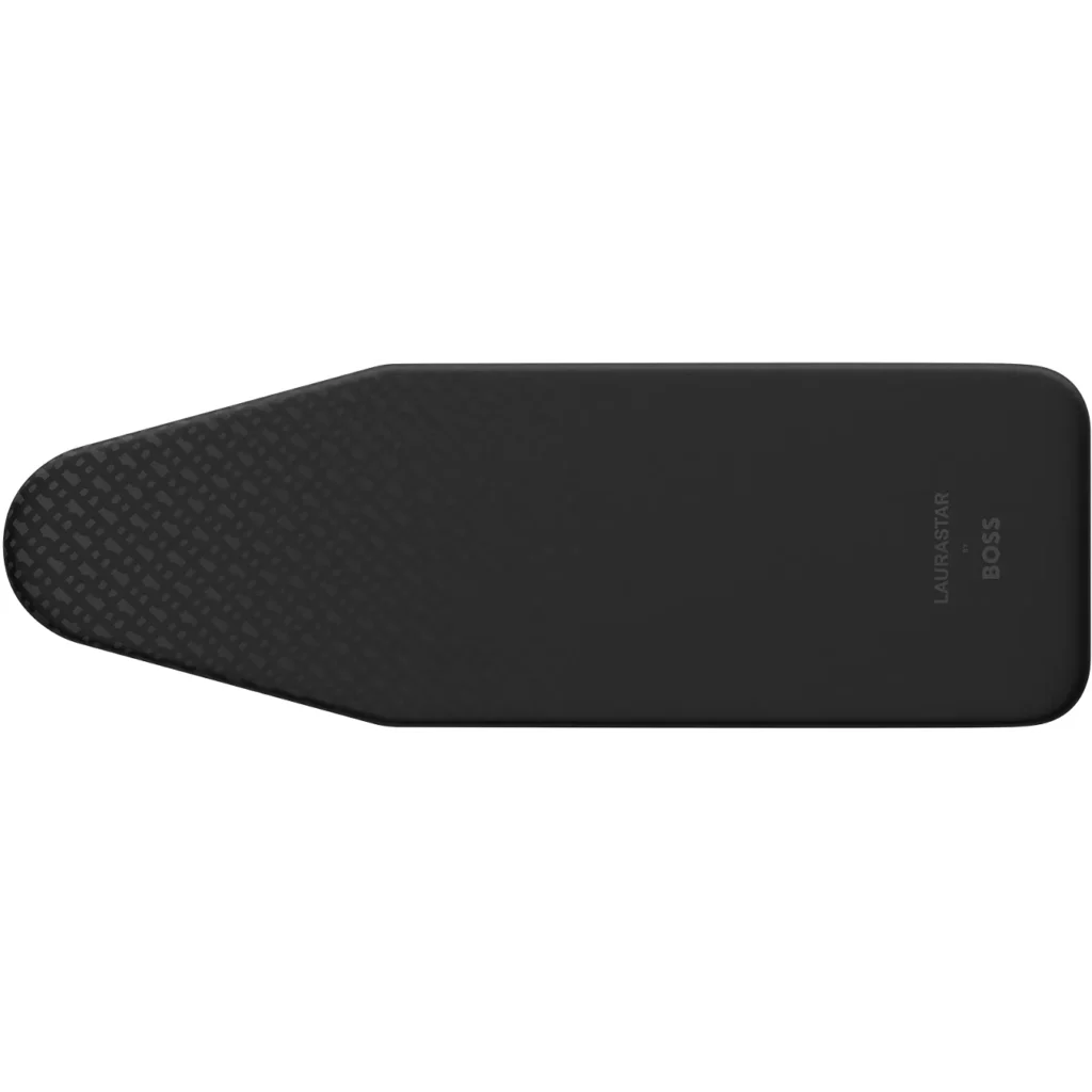 La housse LAURASTAR By BOSS UNIVERSAL COVER NOIRE présente un design noir texturé avec le logo Laurastar dans le coin, alliant style et durabilité pour tous vos besoins de repassage.